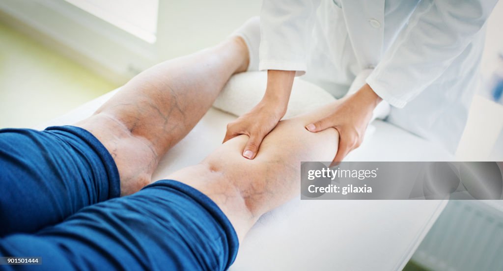 Ältere Frau in eine Massagebehandlung.
