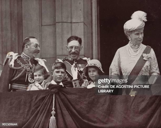 English monarchs George V e Mary of Teck greet their subjects from Buckingham Palace balcony, London, United Kingdom, photo from L'illustrazione...