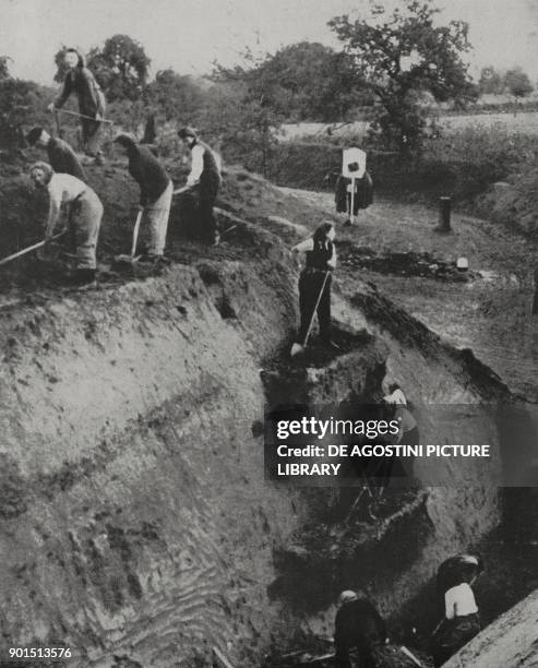 Digging a trench near Aachen, Germany, World War II, photograph by Atlantic from L'Illustrazione Italiana, Year LXXI, No 48, November 26, 1944.