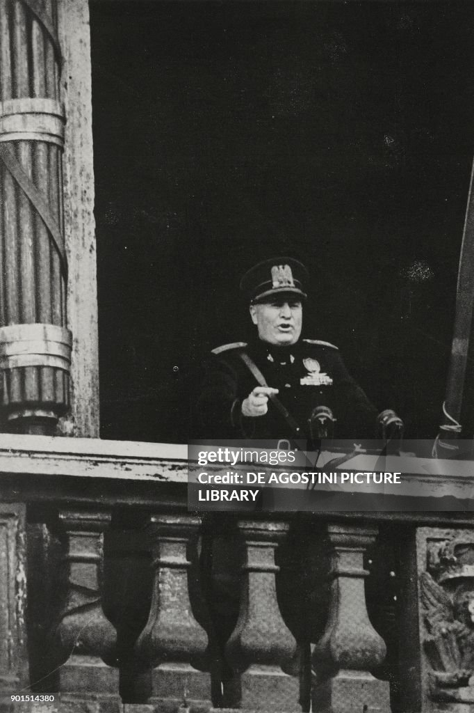 Benito Mussolini on balcony of Palazzo Venezia