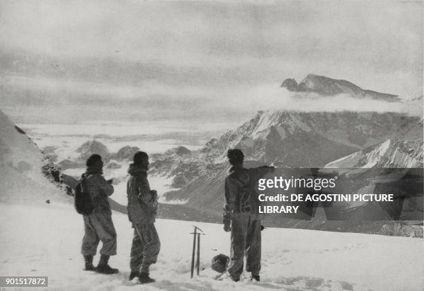 The short stint of three English climbers on Everest expedition, led by Hugh Ruttledge and returned to London on August 26 photo from L'illustrazione...