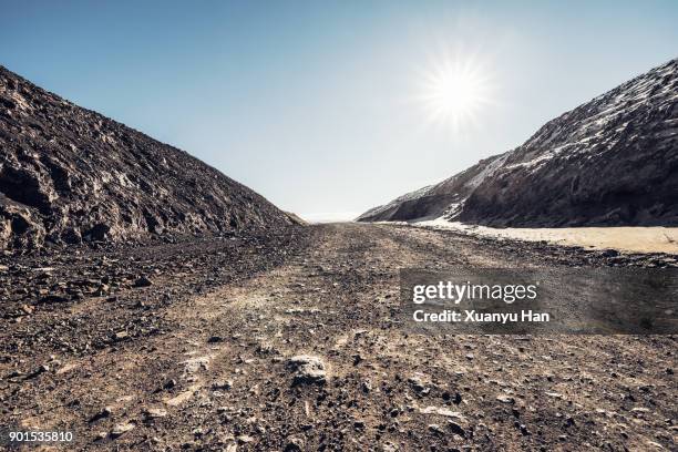 dirt track through raggeds wilderness area - tierra salvaje fotografías e imágenes de stock