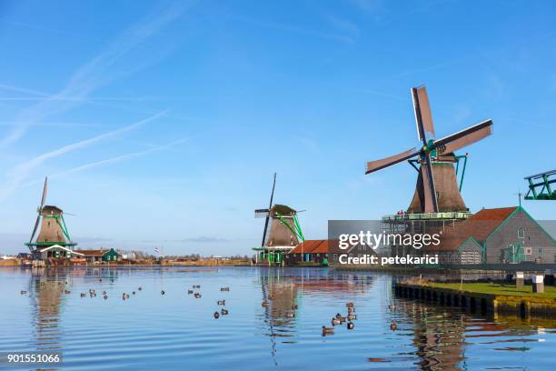 traditionele nederlandse windmolens op de zaanse schans, amsterdam, nederland - zaanse schans stockfoto's en -beelden