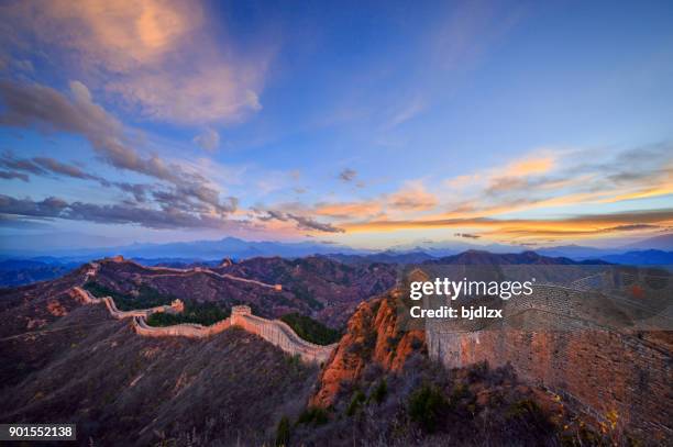 de grote muur van china bij zonsondergang - chinese wall stockfoto's en -beelden