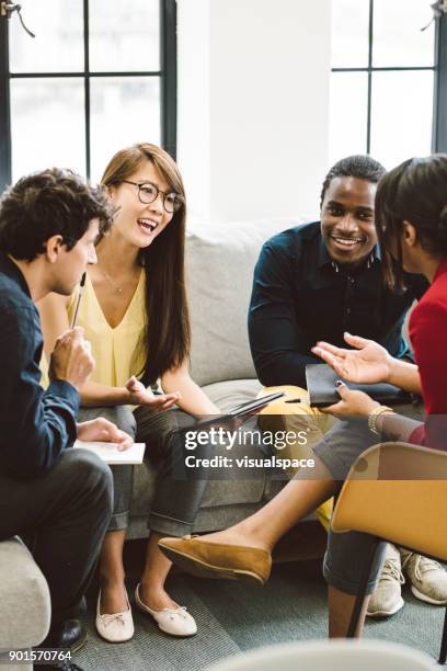 grupo diverso de jóvenes emprendedores - grupo pequeño de personas fotografías e imágenes de stock