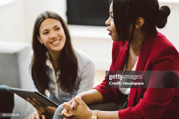 multi-ethnic group de jeunes entrepreneurs travaillant ensemble - peuple eurasien photos et images de collection