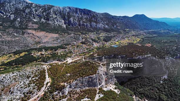 omis リゾート、クロアチア、ダルマチア海岸の近くの山の空中パノラマ。 - マカルスカ ストックフォトと画像