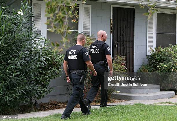 Pittsburg, California police officers stand in front of the home of alleged kidnapper Phillip Garrido as they search the property August 28, 2009 in...