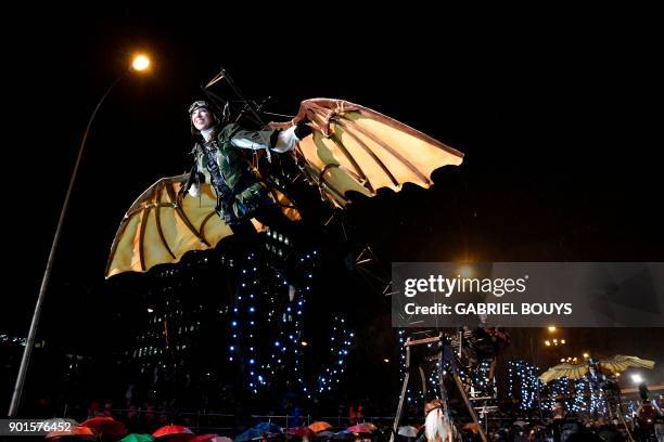 An entertainer takes part in the traditional Three Kings parade marking Epiphany in Madrid on January 5, 2018. / AFP PHOTO / GABRIEL BOUYS