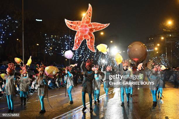 Entertainers take part in the traditional Three Kings parade marking Epiphany in Madrid on January 5, 2018. / AFP PHOTO / GABRIEL BOUYS