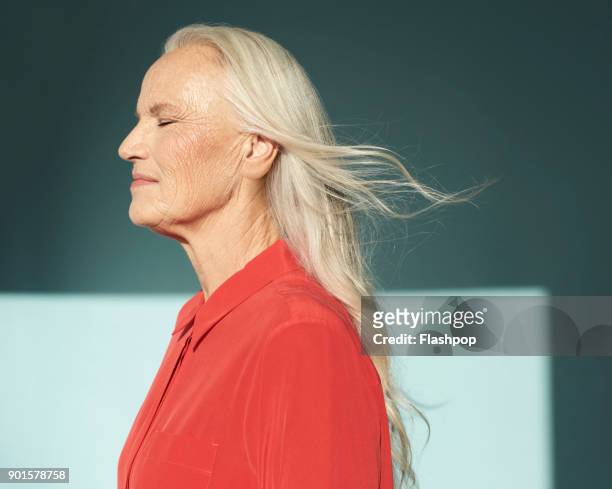 portrait of confident mature woman - stronger 2017 film stock-fotos und bilder