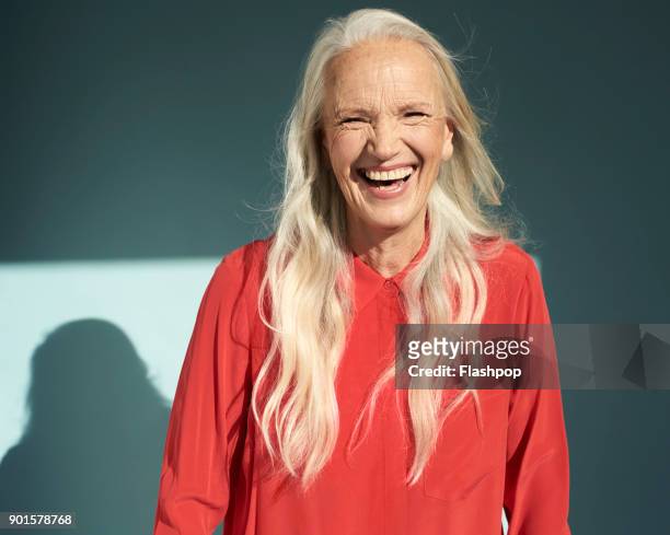 portrait of mature woman laughing - stralende lach stockfoto's en -beelden
