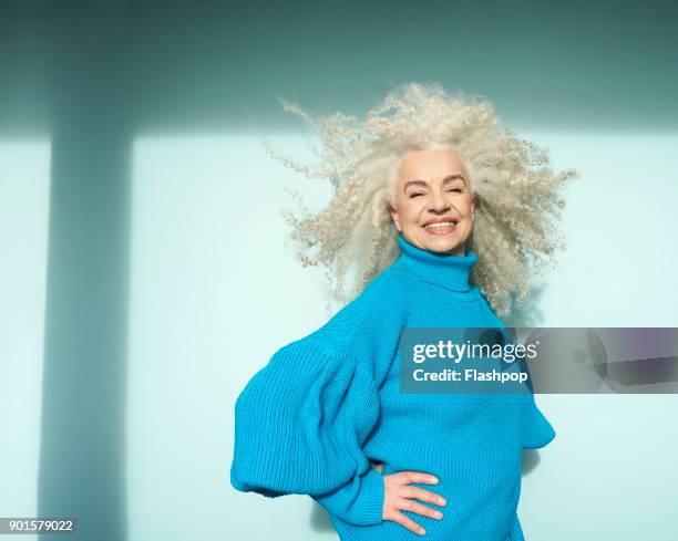 portrait of confident mature woman - alleen seniore vrouwen stockfoto's en -beelden