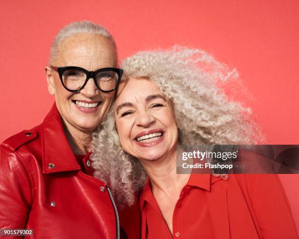 portrait of two women smiling - fundo colorido imagens e fotografias de stock