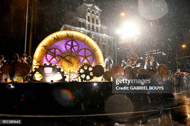 Entertainers take part in the traditional Three Kings parade marking Epiphany in Madrid on January 5, 2018. / AFP PHOTO / GABRIEL BOUYS