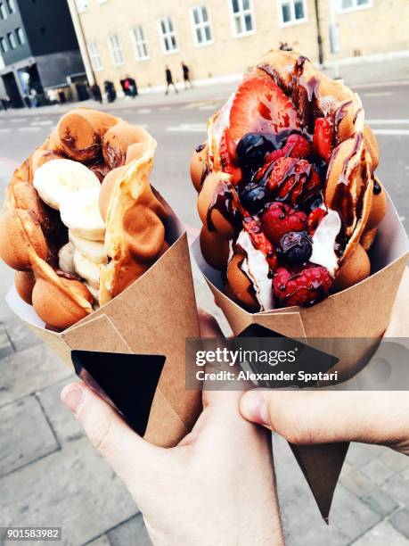 bubble waffle with fruits, cream, chocolate and other toppings - waffle stock-fotos und bilder