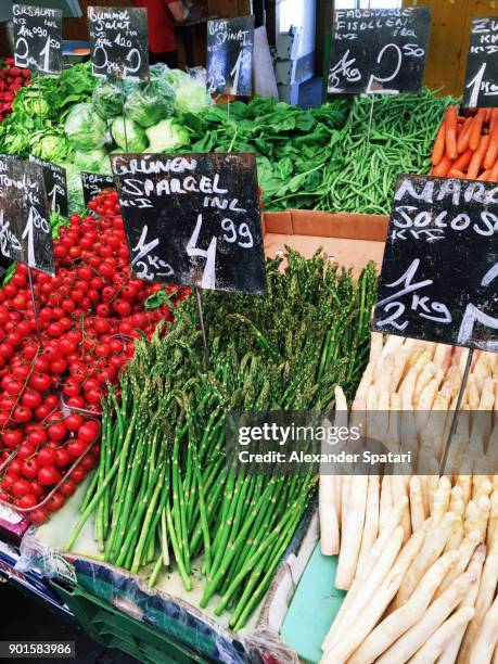 fresh vegetables on a market stall in vienna, austria - naschmarkt wien stock-fotos und bilder