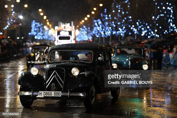Citroen Traction Avant takes part in the traditional Three Kings parade marking Epiphany in Madrid on January 5, 2018. / AFP PHOTO / GABRIEL BOUYS