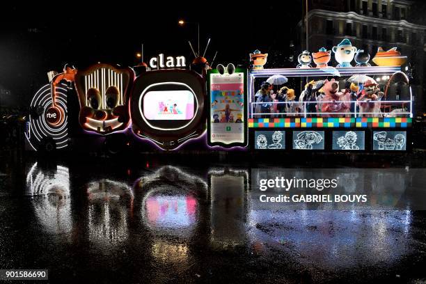 Entertainers take part in the traditional Three Kings parade marking Epiphany in Madrid on January 5, 2018. / AFP PHOTO / GABRIEL BOUYS