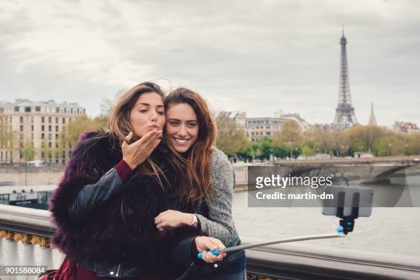 girls in paris - paris autumn stock pictures, royalty-free photos & images