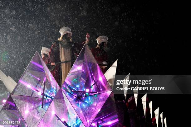 Entertainers take part in the traditional Three Kings parade marking Epiphany in Madrid on January 5, 2018. / AFP PHOTO / GABRIEL BOUYS