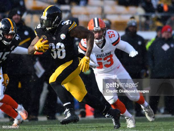 Running back Stevan Ridley of the Pittsburgh Steelers carries the ball downfield in the first quarter of a game on December 31, 2017 against the...