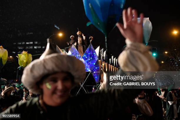 Entertainers take part in the traditional Three Kings parade marking Epiphany in Madrid on January 5, 2018. / AFP PHOTO / GABRIEL BOUYS