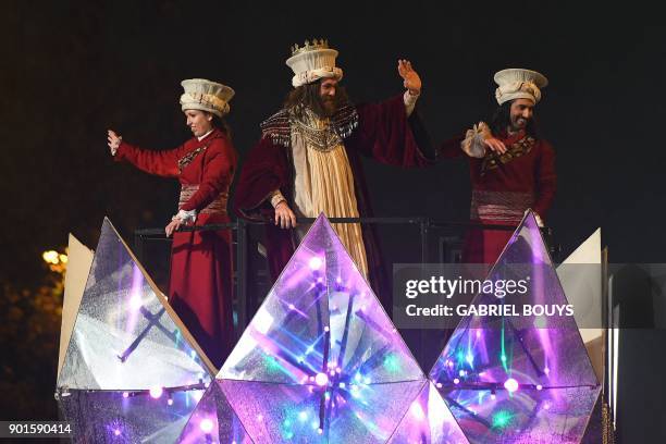 Entertainers take part in the traditional Three Kings parade marking Epiphany in Madrid on January 5, 2018. / AFP PHOTO / GABRIEL BOUYS