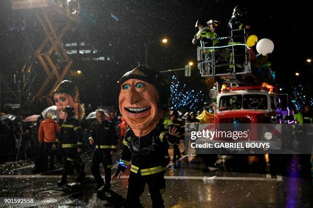 Firefighters take part in the traditional Three Kings parade marking Epiphany in Madrid on January 5, 2018. / AFP PHOTO / GABRIEL BOUYS