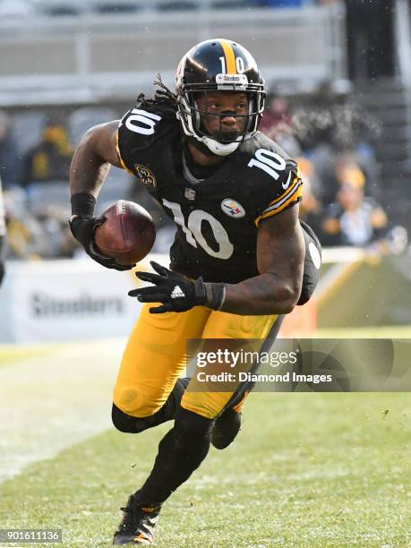 Wide receiver Martavis Bryant of the Pittsburgh Steelers carries the ball downfield in the second quarter of a game on December 31, 2017 against the...