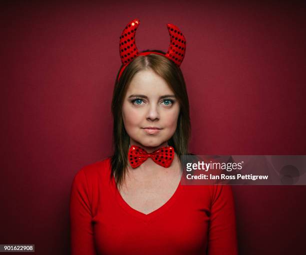 valentine's day - disfraz de diablo fotografías e imágenes de stock