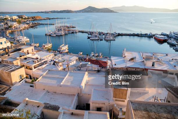 ville et port de naxos, cyclades, grèce - samothrace photos et images de collection