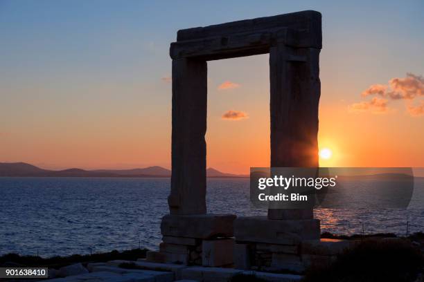 gate to the temple of apollo, naxos, cyclades, greece - templo de apolo naxos imagens e fotografias de stock