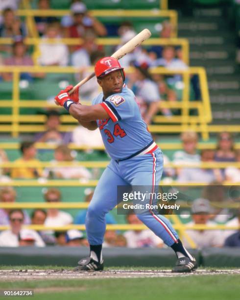 Kirby Puckett of the Minnesota Twins bats during an MLB game versus the Chicago White Sox at Comiskey Park in Chicago, Illinois during the 1986...