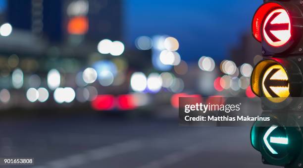 urban city street szene with colorful traffic lights and bokeh night lights - auto ampel stock-fotos und bilder