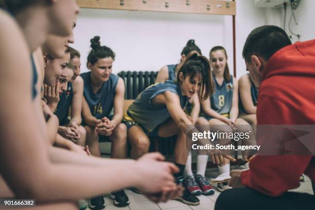 joueurs de basket-ball entraîneur et femelle - locker room photos et images de collection