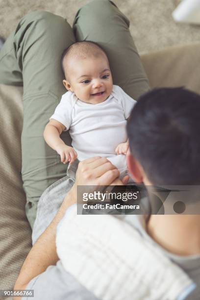 vader speelt zachtjes met zijn pasgeboren babymeisje - funny fat women stockfoto's en -beelden