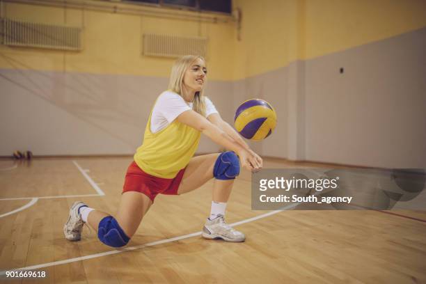 volleyballer slaan van een bal - kniebeschermer stockfoto's en -beelden