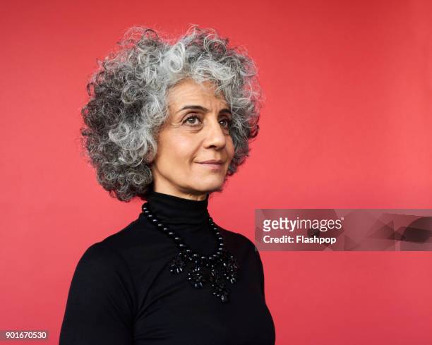 portrait of confident mature woman - strength confidence woman studio stockfoto's en -beelden