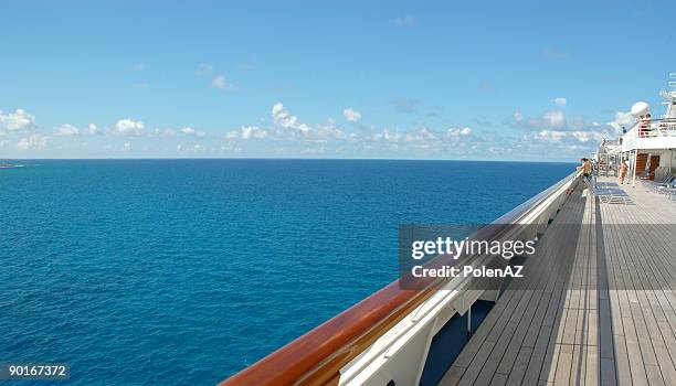 cruise kreuzfahrtschiff - geländer stock-fotos und bilder