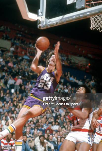 Rich Kelley of the New Orleans Jazz shoots over Wes Unseld of the Washington Bullets during an NBA basketball game circa 1975 at the Capital Centre...