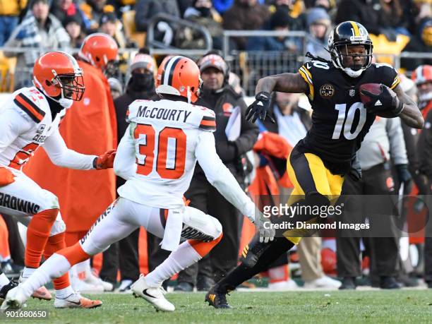 Wide receiver Martavis Bryant of the Pittsburgh Steelers carries the ball downfield in the second quarter of a game on December 31, 2017 against the...