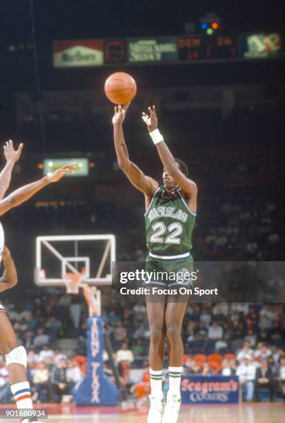 Rolando Blackman of the Dallas Mavericks shoots the ball against the Washington Bullets during an NBA basketball game circa 1989 at the Capital...