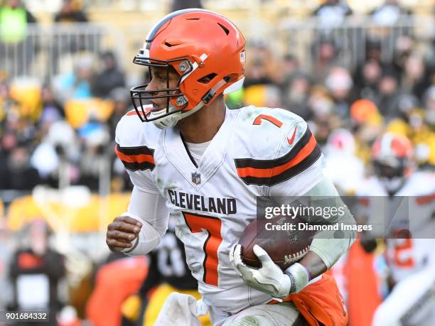 Quarterback DeShone Kizer of the Cleveland Browns carries the ball downfield in the third quarter of a game on December 31, 2017 against the...