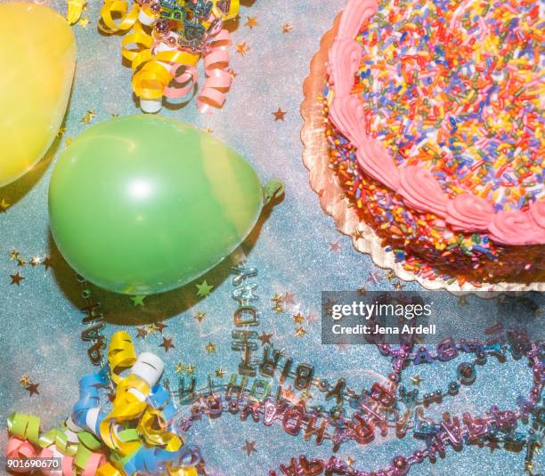 birthday cake and birthday party decorations - geburtstagstorte stock-fotos und bilder