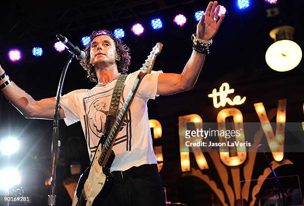 Gavin Rossdale performs at The Donate Life Concert Series at The Grove on August 26, 2009 in Los Angeles, California.