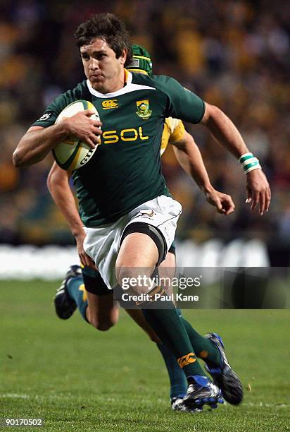 Jaque Fourie of the Springboks runs in for a try during the 2009 Tri Nations series match between the Australian Wallabies and the South African...