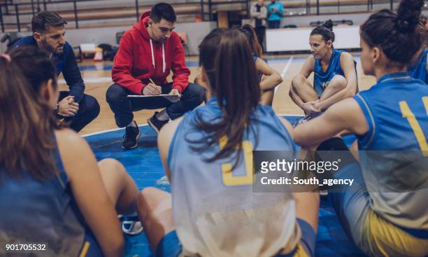 coach talking to a young basketball players - time management imagens e fotografias de stock