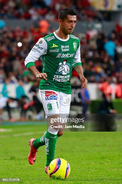 Elias Hernandez of Leon drives the ball during the first round match between Atlas and Leon as part of the Torneo Clausura 2018 Liga MX at Jalisco...