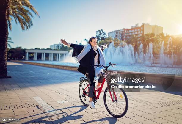 junges mädchen fährt fahrrad ohne hände im park - hands fountain water stock-fotos und bilder